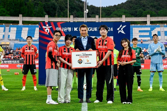 강원FC(대표이사: 김병지)에 기부금을 전달하는 주식회사 아이엠브랜드 크리에이터 꾸티뉴, 단아냥, 이상호, 임선비(사진 제공= 강원FC)